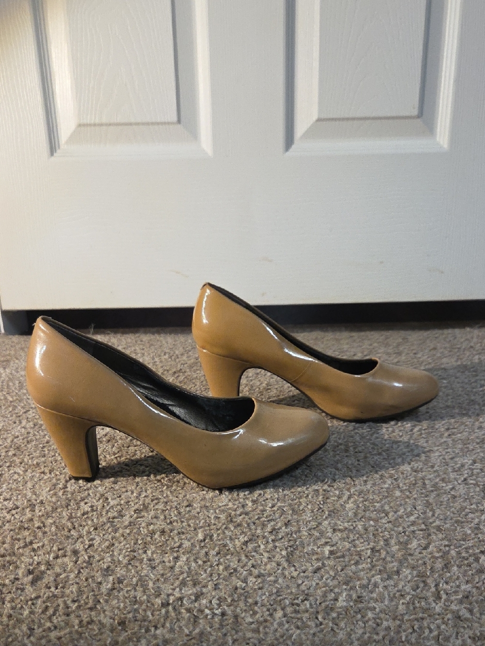 Easy Spirit Classic Women's Patent Leather Pump in Tan Anti Gravity Heel Size7.5